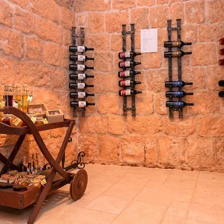 Stone House Caric Svirce