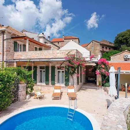 Vila Stone House Caric