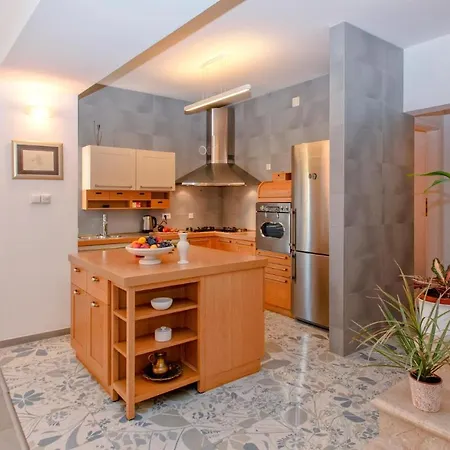 Vila Stone House Caric